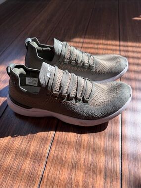 APL Olive Green Knit Low-Top Sneaker Sz 8